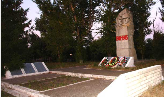 с. Кутьковка Двуречанского р-на. Памятник установлен на братской могиле, в которой похоронено 22 советских воина