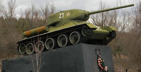 с. Должик Золочевского р-на. Танк Т-34, установлен в честь воинов 18 танкового корпуса, освобождавших село в августе 1943 года