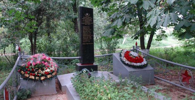 с. Малый Бурлук Великобурлукского р-на. Обелиск, установленный на братской могиле, в котором похоронено 28 советских воинов