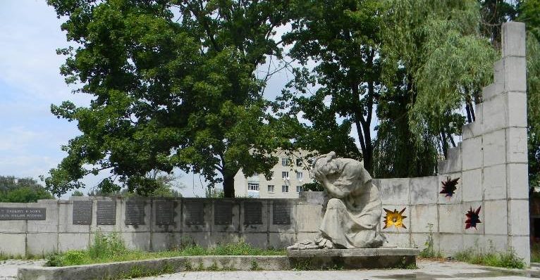 г. Дергачи. Памятник по улице Садовой возле школы-интерната, установлен на братской могиле, в которой похоронено 298 воинов, погибших в боях за город