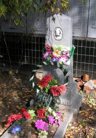 Могила майора Сергиенко А.Е. возле братского захоронения