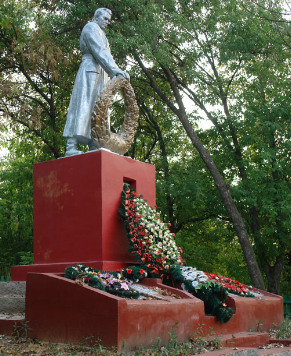 п. Меловое Великобурлукского р-на. Памятник установлен на братской могиле, в которой похоронено 15 советских воинов