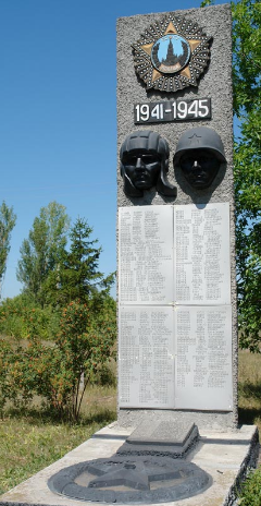 с. Николаевка Двуречанского р-на. Памятник установлен на братской могиле, в которой похоронено 37 советских воинов