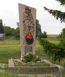 с. Войтенки Валковского р-на. Памятник на братской могиле, в которой похоронено 25 мирных жителей.