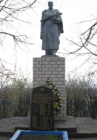п. Ольховатка Великобурлукского р-на. Памятник установлен на братской могиле, в которой похоронено 43 воина