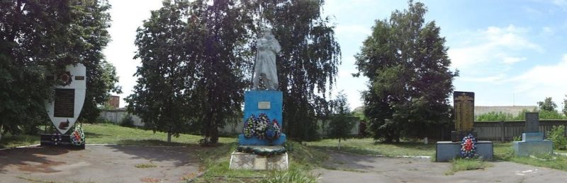п. Приколотное Великобурлукского р-на. Памятник и стела, установленные на братском кладбище, в котором похоронено 118 воинов, погибших в боях за село