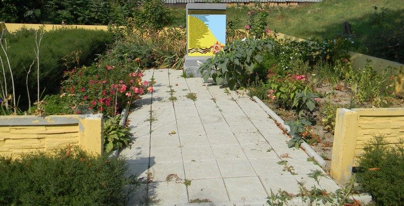 г. Дергачи. Памятный знак 30 погибшим землякам установлен по улице Коминтерна рядом с детской площадкой