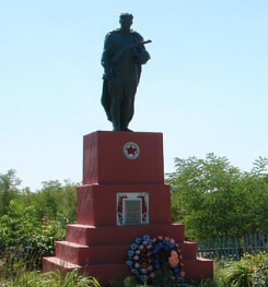 с. Першотравневое Двуречанского р-на. Памятник установлен на братской могиле, в которой похоронено 12 советских воинов