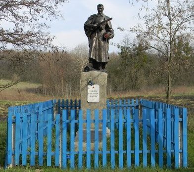 с. Виловка Змиевского р-на. Памятник на краю села установлен на братской могиле, в которой похоронено 162 воина.