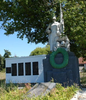 с. Пески Двуречанского р-на. Памятник установлен на братской могиле, в которой похоронено 28 советских воинов