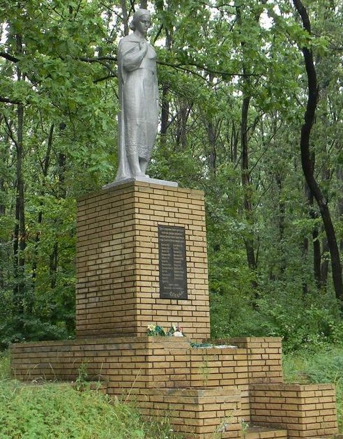 Дергачевский р-н. Памятник в лесу между селами Сиряки и Подворки, установлен на братской могиле, в которой похоронено более 3 тысяч мирных жителей