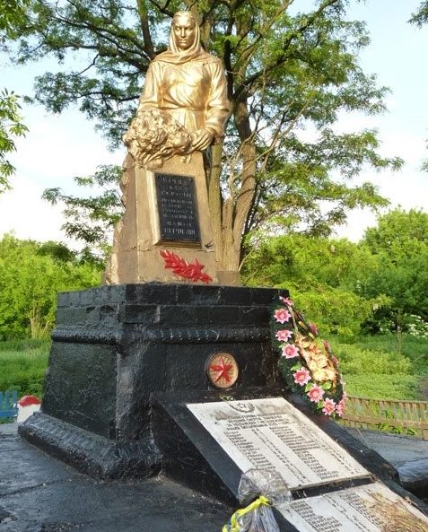 с. Семёновка Зачепиловского р-на. Памятник установлен в честь 98 погибших односельчан в годы войны.