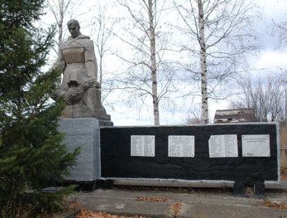 с. Замерцы Дергачевского р-на. Памятник установлен на братской могиле, в которой похоронено 200 воинов, погибших при освобождении села