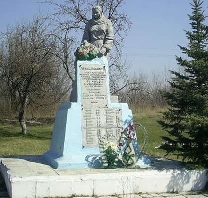 с. Парасковия Кегичёвского р-на. Памятник установлен на братской могиле, в которой похоронено 35 воинов, погибших при освобождении села