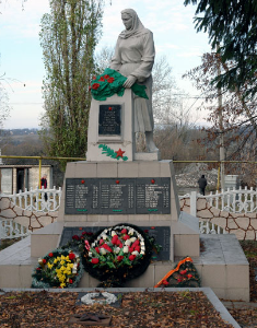 п. Казачья Лопань Дергачевского р-на. Памятник на площади Ленина, установлен на братской могиле, в которой похоронено 77 воинов, погибших при освобождении поселка