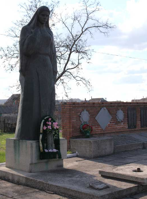 с. Гатище Волчанского р-на. Памятник на братской могиле, в которой похоронено 217 воинов