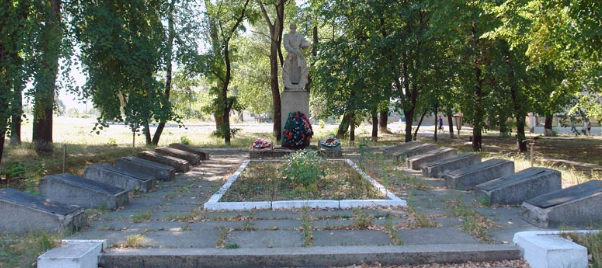 с. Таволжанка Двуречанского р-на. Памятник установлен на братской могиле, в которой похоронено 63 советских воина