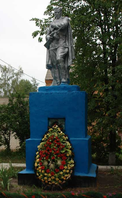 п. Хатнее Великобурлукского р-на. Памятник возле школы установлен на братской могиле, в которой похоронено 28 советских воинов
