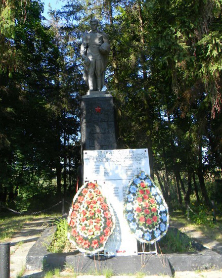 с. Великие Проходы Дергачевского р-на. Памятник в центре села, установлен на братской могиле, в которой похоронено 323 воина, погибших при освобождении села