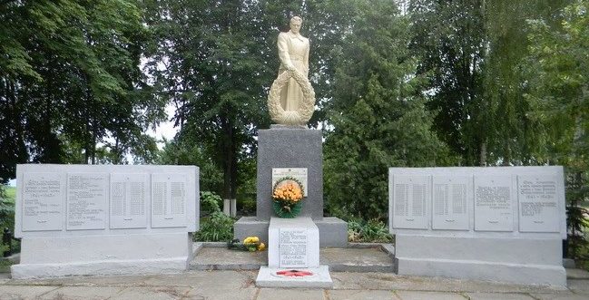 с. Бараново Валковского р-на. Памятник установлен на братской могиле, в которой похоронено 418 воинов, в т.ч. 392 неизвестных.