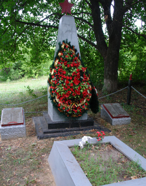 п. Шевченково Великобурлукского р-на. Памятник в центре села, установлен на братской могиле, в которой похоронено 21 воин