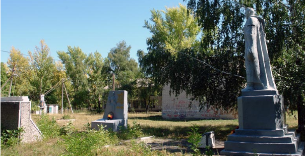 с. Токаревка Двуречанского р-на. Памятник установлен на братской могиле, в которой похоронено 10 советских воинов