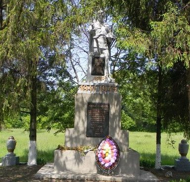с. Софиевка Кегичёвского р-на. Памятник установлен на братской могиле, в которой похоронено 20 воинов, в т.ч. 17 неизвестных