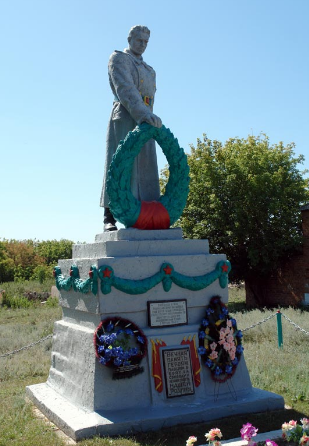 с. Тополи Двуречанского р-на. Памятник установлен на братской могиле, в которой похоронено 6 советских воинов