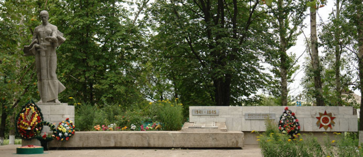 п. Шиповатое Великобурлукского р-на. Мемориал в центре села, сооружен на братской могиле, в которой похоронено 83 воина