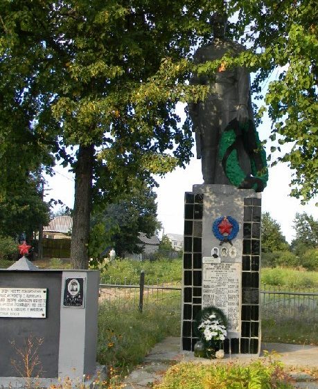 с. Куряжанка Дергачевского р-на. Памятник установлен на братской могиле, в которой похоронено 116 воинов, погибших в боях за село