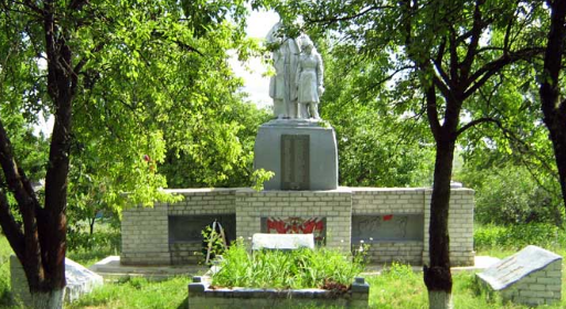 с. Котовка Волчанского р-на. Памятник установлен на братской могиле, в которой похоронено 64 воина