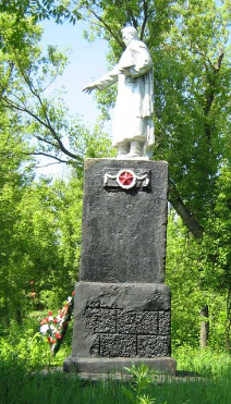 с. Нестерное Волчанского р-на. Памятник на братской могиле, в которой похоронено 55 воинов