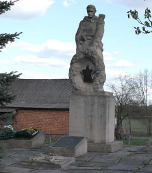 с. Огурцово Волчанского р-на. Памятник в центре села установлен на братской могиле, в которой похоронено 23 советских воина