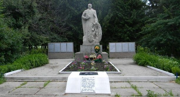 с. Благодатное Валковского р-на. Памятник в центре села, установлен на братской могиле, в которой похоронено 520 воинов.