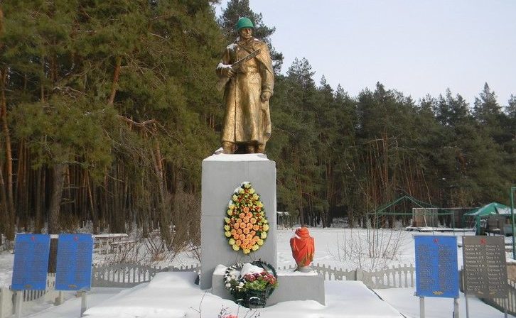 с. Петровское Волчанского р-на. Памятник на окраине села, установлен на братской могиле, в которой похоронен 151 воин
