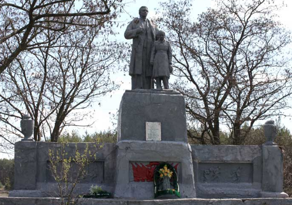 с. Прилипка Волчанского р-на. Памятник установлен на братской могиле, в которой похоронено 9 воинов.