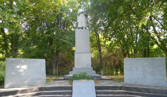 с. Редкодуб Валковского р-на. Памятник установлен на братской могиле, в которой похоронено 95 воинов, погибших в боях за село