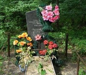 с. Мироновка Золочевского р-на. Памятник лесу, в километре от села, установлен на братской могиле погибших воинов