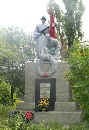 п. Питомник Дергачевского р-на. Памятник, установлен на братской могиле, в которой похоронено 22 воина, погибших в боях за Харьков