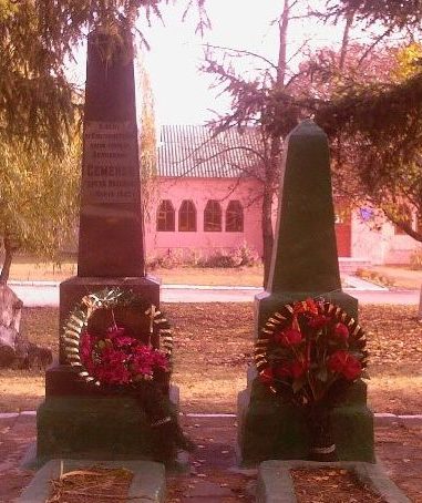 п. Старый Салтов Волчанского р-на. Братская могила, в которой похоронено 424 воина и могила гвардии полковника Семенова С. И.