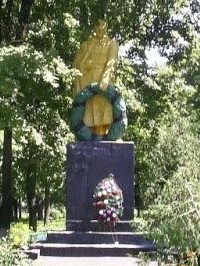 п. Белый Колодец Волчанского р-на. Памятник установлен у братской могилы, в которой похоронено 83 воина, погибших в боях за поселок