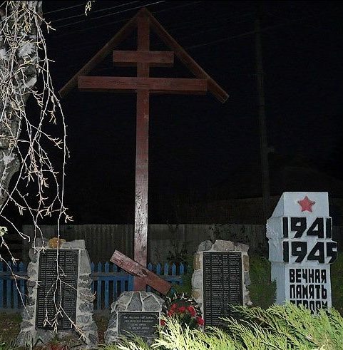 с. Коропово Змиевского р-на. Памятный знак на окраине села, установлен на братской могиле, в которой похоронено 184 воина, погибших в боях за село