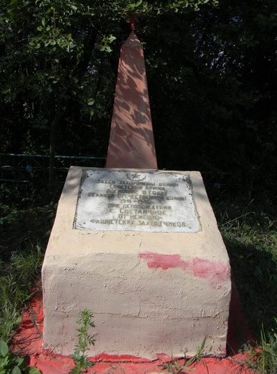 с. Светличное Золочевского р-н. Обелиск рядом с кладбищем, установлен на братской могиле погибших советских воинов