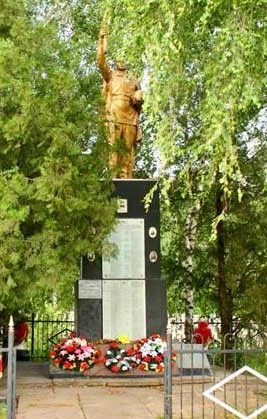 с. Хотомля Волчанского р-на. Памятник установлен на братской могиле, в которой похоронено 550 советских воинов