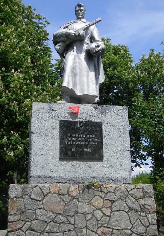 с. Феськи Золочевского р-на. Памятник, установленный на братской могиле, в которой похоронено 82 воина. 