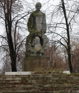 с. Цаповка Золочевского р-на. Памятник в центре села, установлен на братской могиле, в которой похоронено 12 воинов.