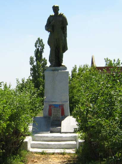 с. Бузовое Волчанского р-на. Памятник установлен на братской могиле, в которой похоронено 29 воинов