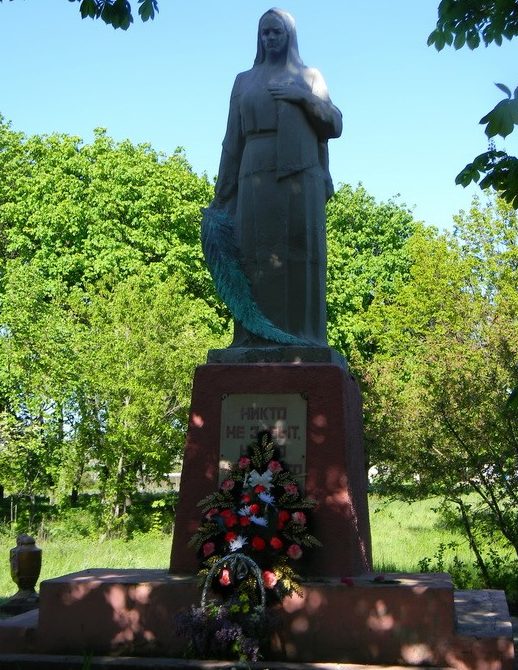 с. Антоновка Кегичёвского р-на. Памятник установлен на братской могиле, в которой похоронено 43 воина, погибших в боях за село