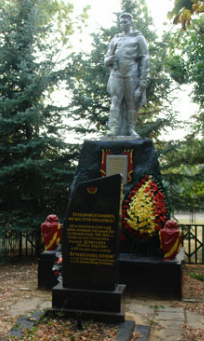 п. Грачевка Великобурлукского р-на. Памятник и обелиск на братской могиле, в которой похоронено 82 воина, в т.ч. 60 неизвестных