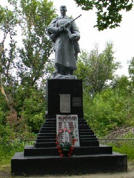 п. Слатино Дергачевского р-на. Памятник установлен на братской могиле, в которой похоронено 125 воинов и партизан, погибших в боях за поселок. Здесь же находится мемориальная доска юным партизанам, погибшим в декабре 1941 года.